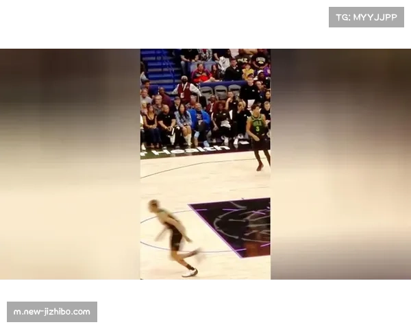 艾顿6中6高效吃饼,詹姆斯东契奇空接暴扣引爆客场氛围