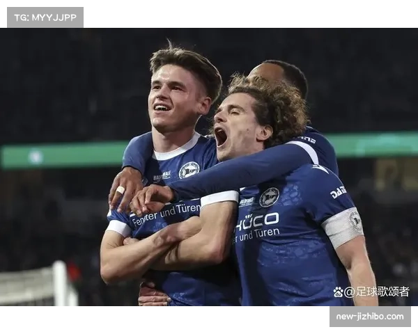 业余联赛观察:草根足球比赛中模仿德甲球队边路套边战术成风潮 业余联赛观察:草根足球比赛中模仿德甲球队边路套边战术成风潮